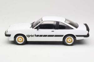 Opel Manta B Sport Biały MCG 1:18 MCG18237 Metal — zdjęcie 3 z 6