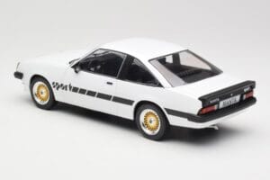 Opel Manta B Sport Biały MCG 1:18 MCG18237 Metal — zdjęcie 5 z 6