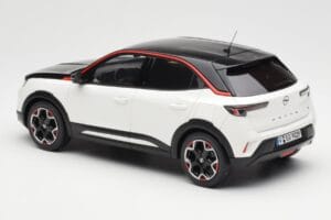 Opel Mokka-E GS Line Jada Biały Otto 1:18 OT1045 Żywica — zdjęcie 5 z 6