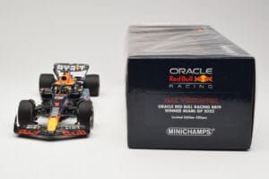 Oracle Red Bull Racing RB19 #1 M. Verstappen Winner Miami GP 2023 Minichamps 1:18 110230501 Metal — zdjęcie 6 z 6