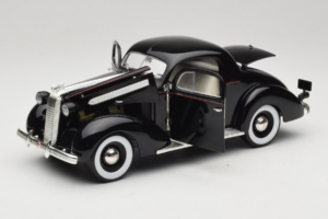 Pontiac Deluxe Czarny Signature Models 1:18 18106 Metal — zdjęcie 2 z 8