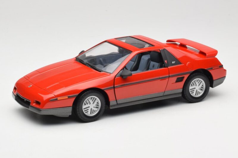 Pontiac Fiero GT Czerwony Road Signature 1:18 92588 Metal