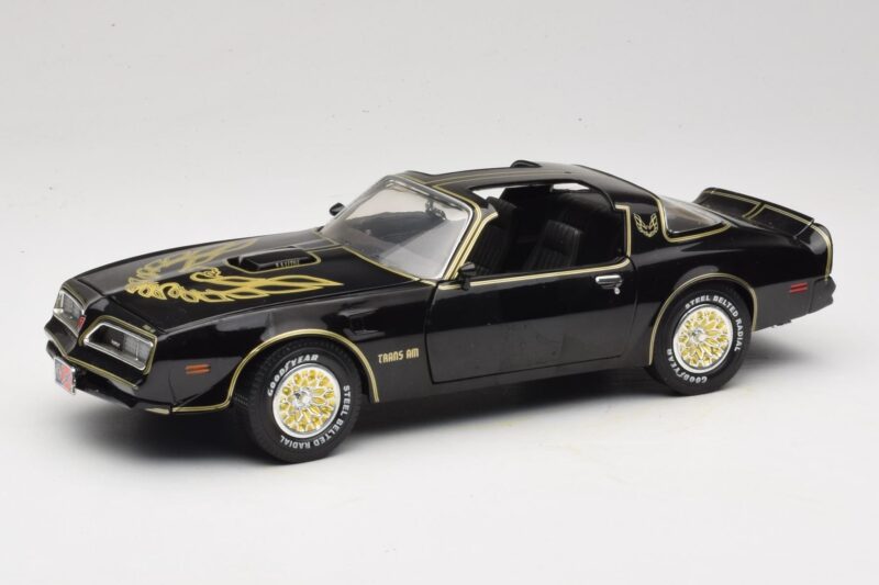 Pontiac Firebird Trans Am SE Smokey and the Bandit Joyride 1:18 33121 Metal