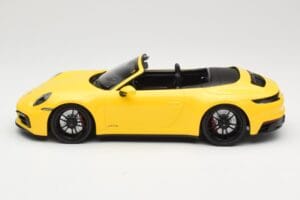 Porsche 911 992 Carrera 4 GTS Kabriolet Żółty Minichamps 1:18 155063030 Metal — zdjęcie 3 z 6