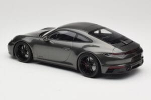 Porsche 911 992 Carrera 4 GTS Green Metallic Minichamps 1:18 155063101 Metal — zdjęcie 5 z 6