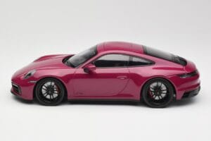 Porsche 911 992 Carrera 4 GTS Rubystar Minichamps 1:18 155063102 Metal — zdjęcie 3 z 6