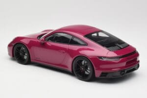 Porsche 911 992 Carrera 4 GTS Rubystar Minichamps 1:18 155063102 Metal — zdjęcie 5 z 6