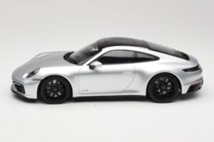 Porsche 911 992 Carrera 4 GTS Srebrny Minichamps 1:18 155063104 Metal — zdjęcie 3 z 6