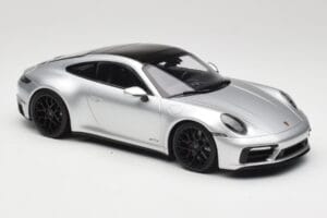 Porsche 911 992 Carrera 4 GTS Srebrny Minichamps 1:18 155063104 Metal — zdjęcie 4 z 6