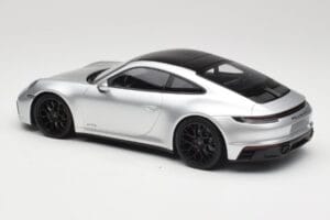 Porsche 911 992 Carrera 4 GTS Srebrny Minichamps 1:18 155063104 Metal — zdjęcie 5 z 6