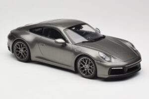 Porsche 911 992 Carrera 4S Aventurine Green Metallic Minichamps 1:18 155067328 Metal — zdjęcie 2 z 6