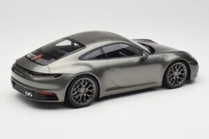 Porsche 911 992 Carrera 4S Aventurine Green Metallic Minichamps 1:18 155067328 Metal — zdjęcie 3 z 6
