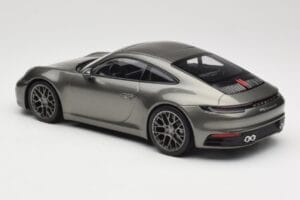 Porsche 911 992 Carrera 4S Aventurine Green Metallic Minichamps 1:18 155067328 Metal — zdjęcie 4 z 6