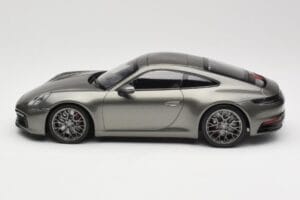 Porsche 911 992 Carrera 4S Aventurine Green Metallic Minichamps 1:18 155067328 Metal — zdjęcie 5 z 6