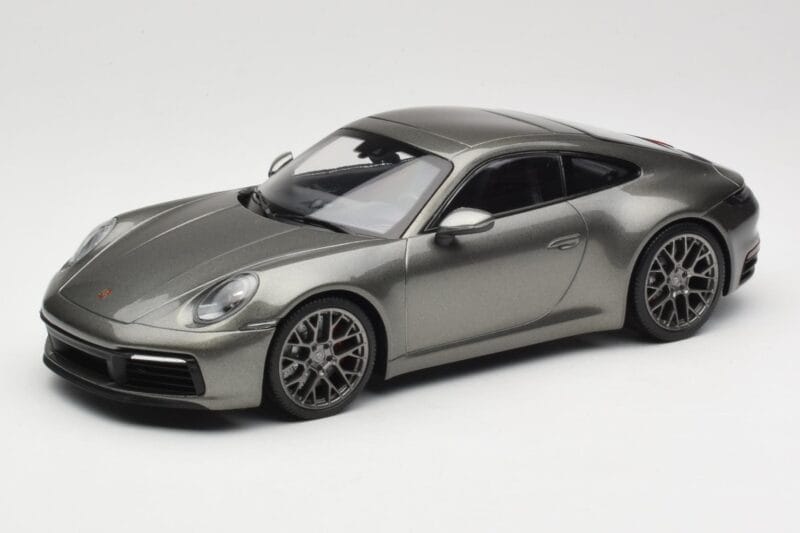 Porsche 911 992 Carrera 4S Aventurine Green Metallic Minichamps 1:18 155067328 Metal
