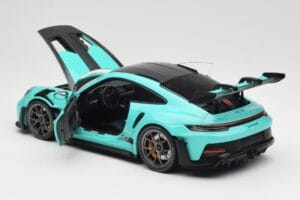 Porsche 911 992 GT3 RS Python Green & Dark Silver Wheels Minichamps 1:18 110062026 Metal — zdjęcie 5 z 8