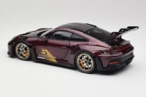 Porsche 911 992 GT3 RS Ultraviolet i Srebrne Koła Minichamps 1:18 110062029 Metal — zdjęcie 7 z 8