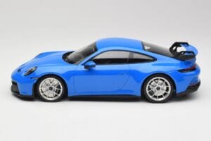 Porsche 911 992 GT3 Rekin Niebieski i Srebrne Koła Minichamps 1:18 143069015 Żywica — zdjęcie 3 z 6