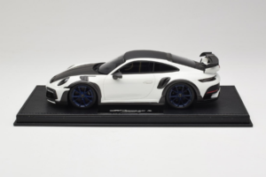 Porsche 911 992 TechArt GTstreet R Biały Z Niebieskimi Kołami TechArt 1:18 REMC014 Żywica