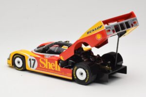 Porsche 962C Group C #17 D. Bell / H-J. Stuck / K. Ludwig 24 Hours of Le Mans 1988 Universal Hobbies 1:18 4704 Metal — zdjęcie 5 z 8