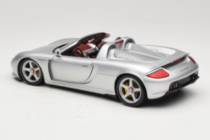 Porsche Carrera GT Silver Metallic Minichamps 1:18 WAP02103014 Metal — zdjęcie 7 z 8