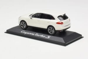 Porsche Cayenne 958 Turbo S Biały Minichamps 1:43 WAP0200220C Metal — zdjęcie 3 z 4