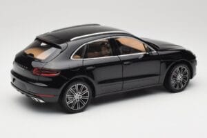 Porsche Macan Turbo 95B Black Metallic Minichamps 1:18 110062502 Metal — zdjęcie 3 z 8