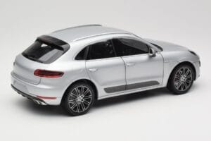 Porsche Macan Turbo 95B Srebrny Minichamps 1:18 110062504 Metal — zdjęcie 3 z 8