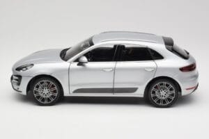 Porsche Macan Turbo 95B Srebrny Minichamps 1:18 110062504 Metal — zdjęcie 4 z 8