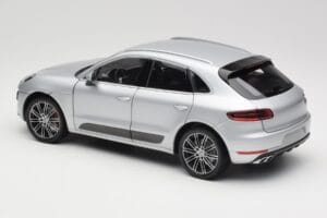 Porsche Macan Turbo 95B Srebrny Minichamps 1:18 110062504 Metal — zdjęcie 5 z 8