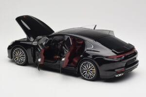Porsche Panamera 971 Turbo S Czarny Metallic Minichamps 1:18 113061076 Metal — zdjęcie 5 z 8