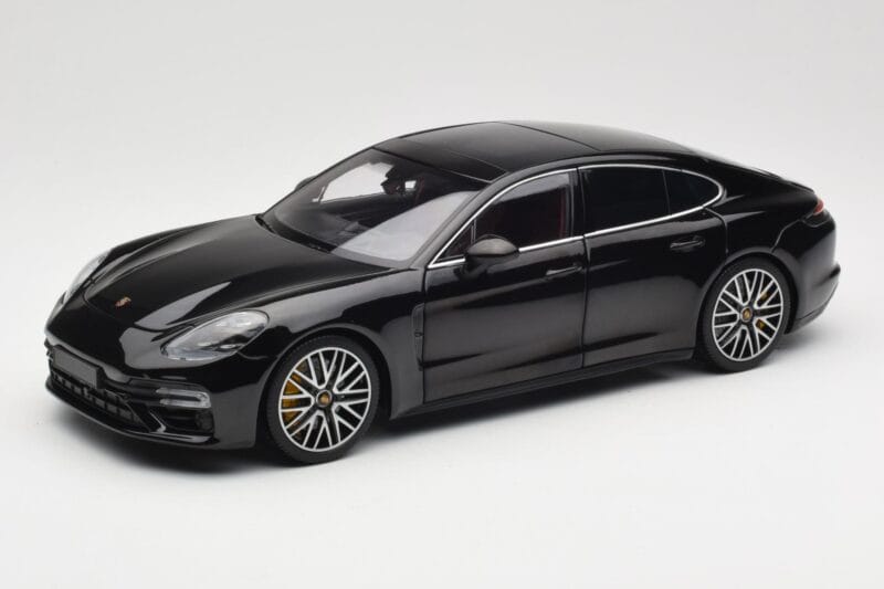 Porsche Panamera 971 Turbo S Czarny Metallic Minichamps 1:18 113061076 Metal
