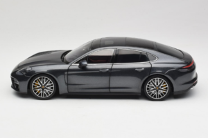 Porsche Panamera 971 Turbo S Grey Metallic Minichamps 1:18 113061073 Metal — zdjęcie 4 z 8