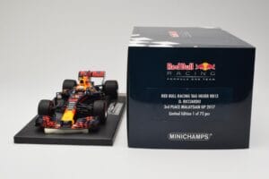 Red Bull Racing Tag Heuer RB13 #3 D. Ricciardo 3rd Place Malaysian GP 2017 Minichamps 1:18 117171503 Metal — zdjęcie 6 z 6