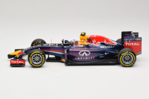 Red Bull RB10 Renault #3 D. Ricciardo Infiniti Red Bull Racing Showcar 2014 Minichamps 1:18 110140003 Metal — zdjęcie 3 z 6