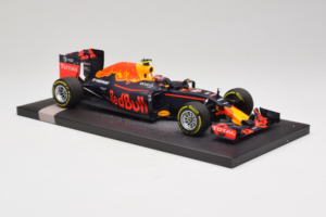 Red Bull RB12 Tag Heuer #26 D. Kvyat Red Bull Racing Showcar 2016 Minichamps 1:18 117160026 Żywica — zdjęcie 4 z 7