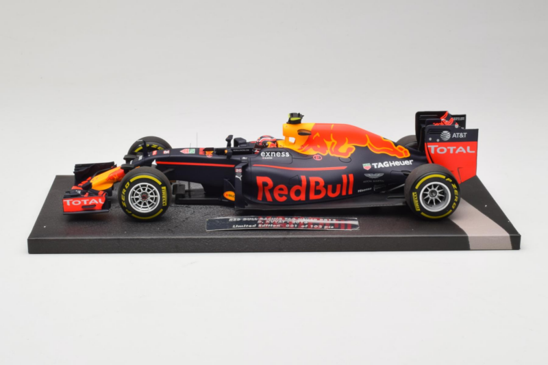 Red Bull RB12 Tag Heuer #26 D. Kvyat Red Bull Racing Showcar 2016 Minichamps 1:18 117160026 Żywica