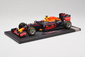 Red Bull RB12 Tag Heuer #26 D. Kvyat Red Bull Racing Showcar 2016 Minichamps 1:18 117160026 Żywica — zdjęcie 2 z 7