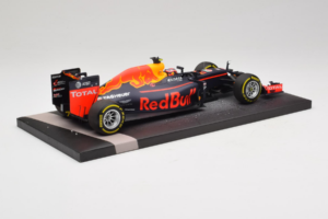 Red Bull RB12 Tag Heuer #26 D. Kvyat Red Bull Racing Showcar 2016 Minichamps 1:18 117160026 Żywica — zdjęcie 3 z 7