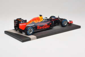 Red Bull RB12 Tag Heuer #3 D. Ricciardo Red Bull Racing Brazilian Grand Prix 2016 Minichamps 1:18 117161203 Żywica — zdjęcie 3 z 6