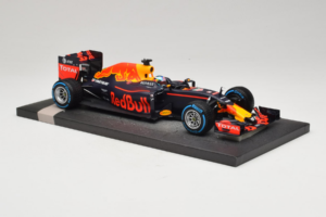 Red Bull RB12 Tag Heuer #3 D. Ricciardo Red Bull Racing Brazilian Grand Prix 2016 Minichamps 1:18 117161203 Żywica — zdjęcie 4 z 6