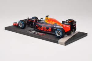 Red Bull RB12 Tag Heuer #3 D. Ricciardo Red Bull Racing Brazilian Grand Prix 2016 Minichamps 1:18 117161203 Żywica — zdjęcie 5 z 6