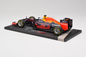 Red Bull RB12 Tag Heuer #3 D. Ricciardo Red Bull Racing Showcar 2016 Minichamps 1:18 117160003 Żywica — zdjęcie 5 z 7