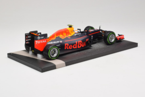 Red Bull RB12 Tag Heuer #33 M. Verstappen Red Bull Racing Showcar 2016 Minichamps 1:18 117161233 Żywica — zdjęcie 3 z 7