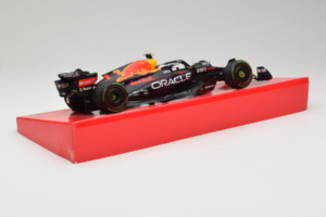 Red Bull RB18 #1 M. Verstappen Oracle Red Bull Racing Japanese Grand Prix Winner World Champion 2022 Minichamps 1:18 11322280 — zdjęcie 3 z 7