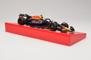 Red Bull RB18 #1 M. Verstappen Oracle Red Bull Racing Japanese Grand Prix Winner World Champion 2022 Minichamps 1:18 11322280 — zdjęcie 4 z 7