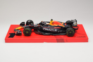 Red Bull RB18 #1 M. Verstappen Oracle Red Bull Racing Japanese Grand Prix Winner World Champion 2022 Minichamps 1:18 11322280