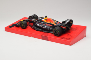 Red Bull RB18 #1 M. Verstappen Oracle Red Bull Racing Japanese Grand Prix Winner World Champion 2022 Minichamps 1:18 11322280 — zdjęcie 5 z 7