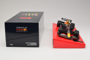 Red Bull RB18 #1 M. Verstappen Oracle Red Bull Racing Japanese Grand Prix Winner World Champion 2022 Minichamps 1:18 11322280 — zdjęcie 6 z 7