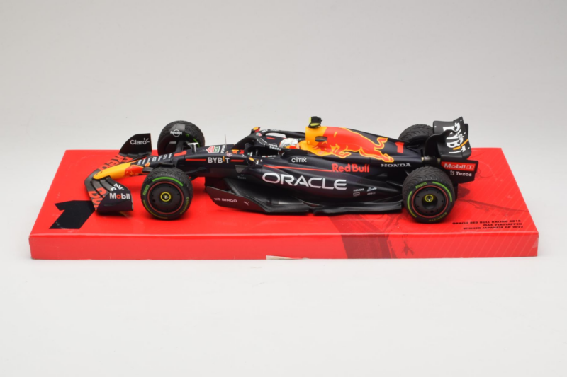 Red Bull RB18 #1 M. Verstappen Oracle Red Bull Racing Japanese Grand Prix Winner World Champion 2022 Minichamps 1:18 11322280